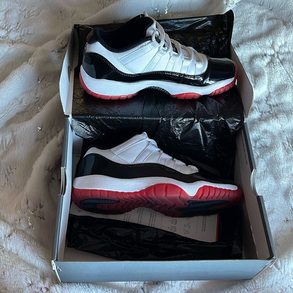 Jordan 11 low University, red black and white retro
